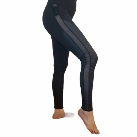 ALO Yoga Terra leggings . Back. - Picture 12 of 12